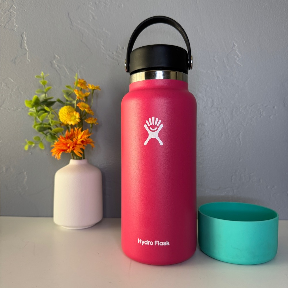 Hydro Flask Magenta Bottle with Black Lid 32 oz.